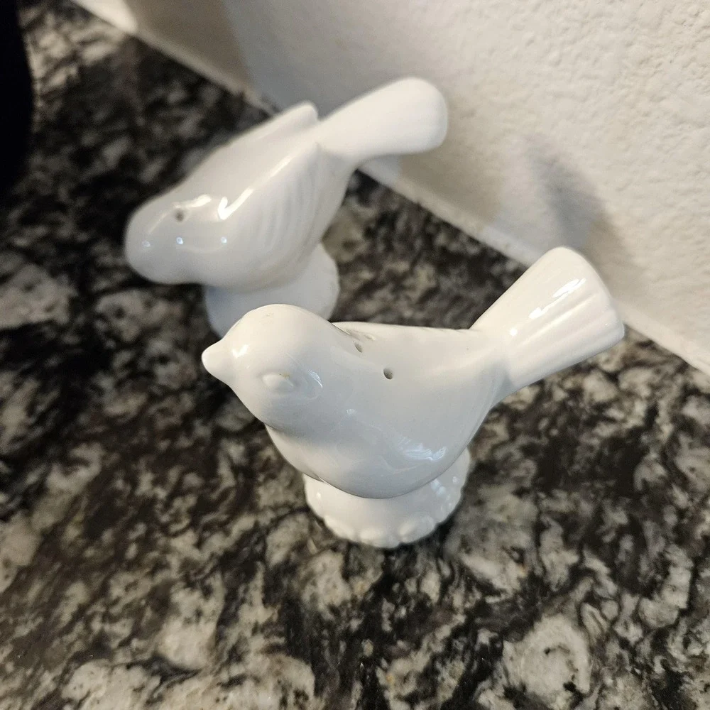 white ceramic birds Salt &‎ Pepper shakers set